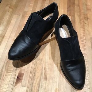 Tahari “Lucy” slip on Oxford style leather black flats. Size 6.5